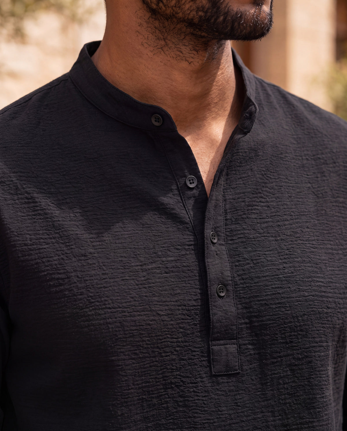 Lorenzo Cotton Linen Shirt in black – neckline close-up