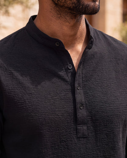 Lorenzo Cotton Linen Shirt in black – neckline close-up