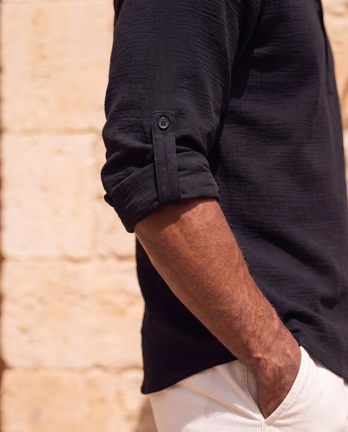 Lorenzo Cotton Linen Shirt in black – sleeve detail